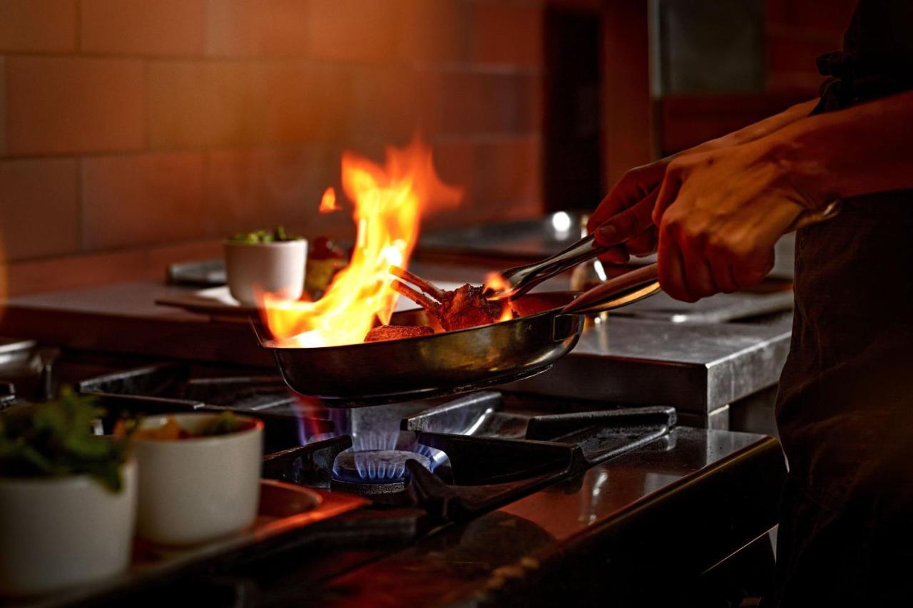 Sheraton Zagreb Hotel Luaran gambar A chef cooking with a wok