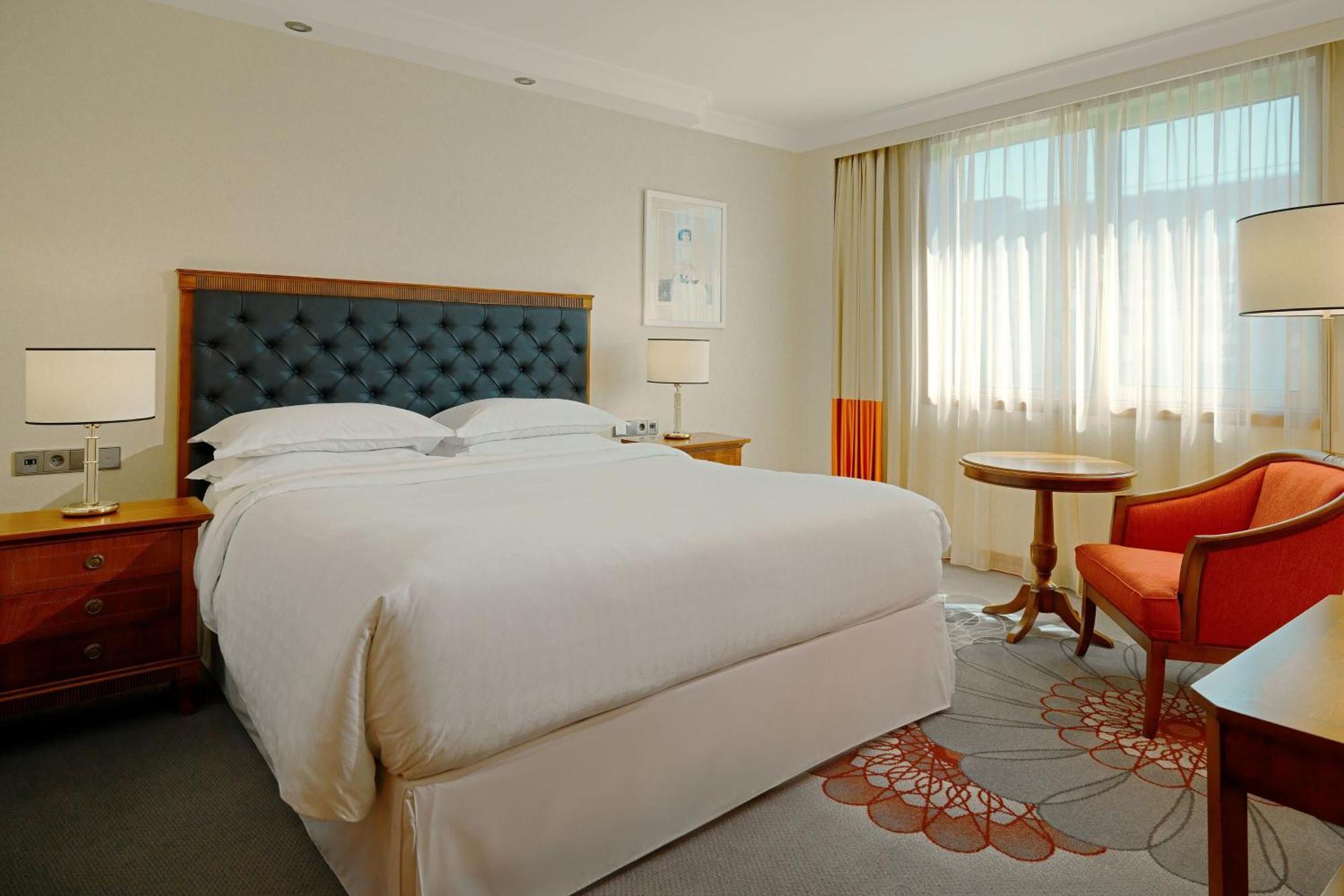 Sheraton Zagreb Hotel Luaran gambar A room at the hotel
