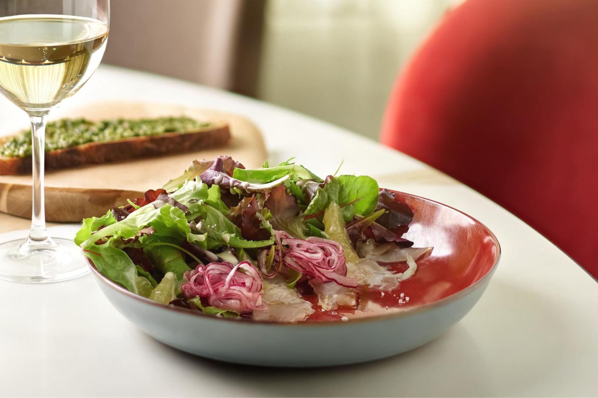 Sheraton Zagreb Hotel Luaran gambar A salad with a glass of wine
