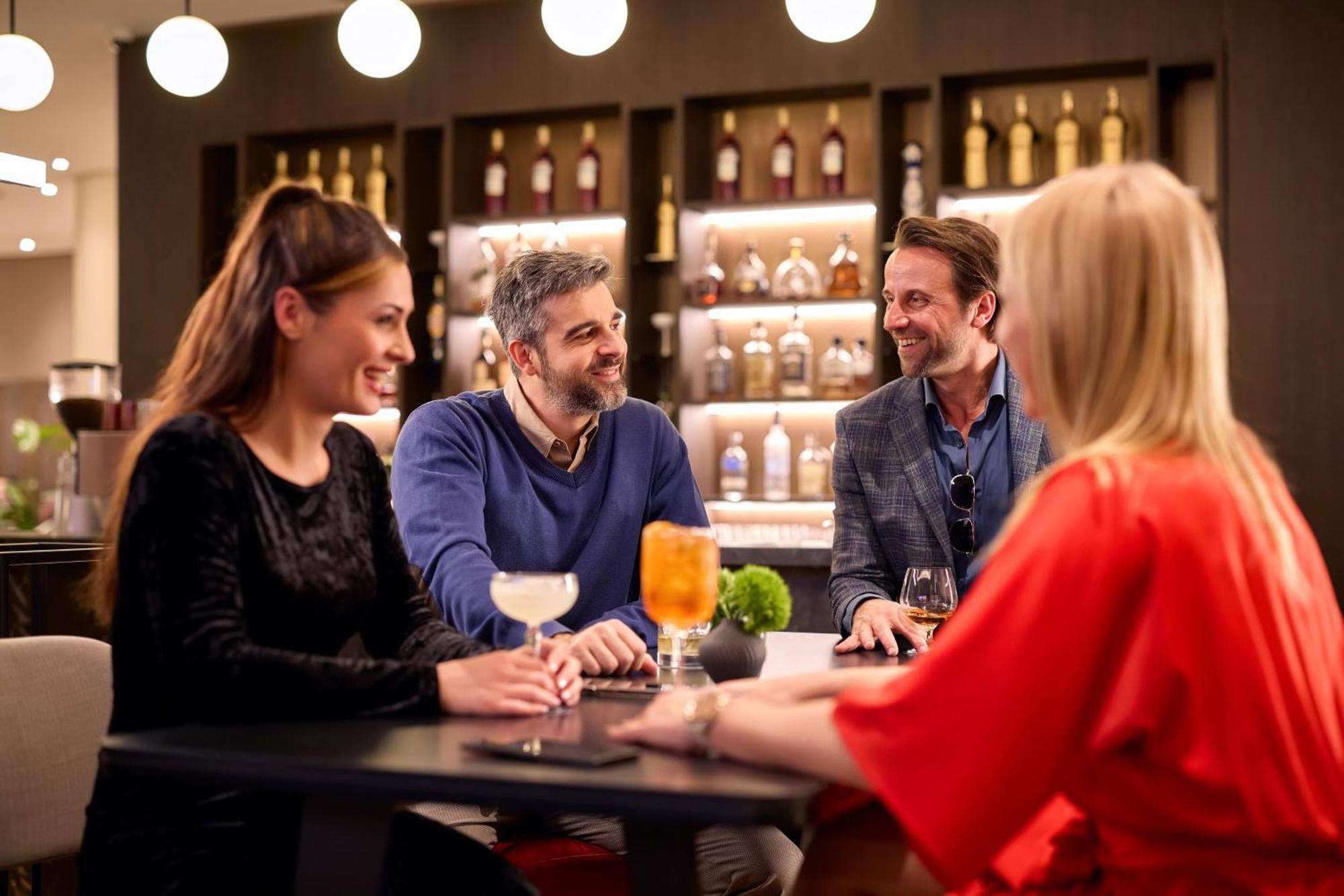 Sheraton Zagreb Hotel Luaran gambar The bar at the lounge