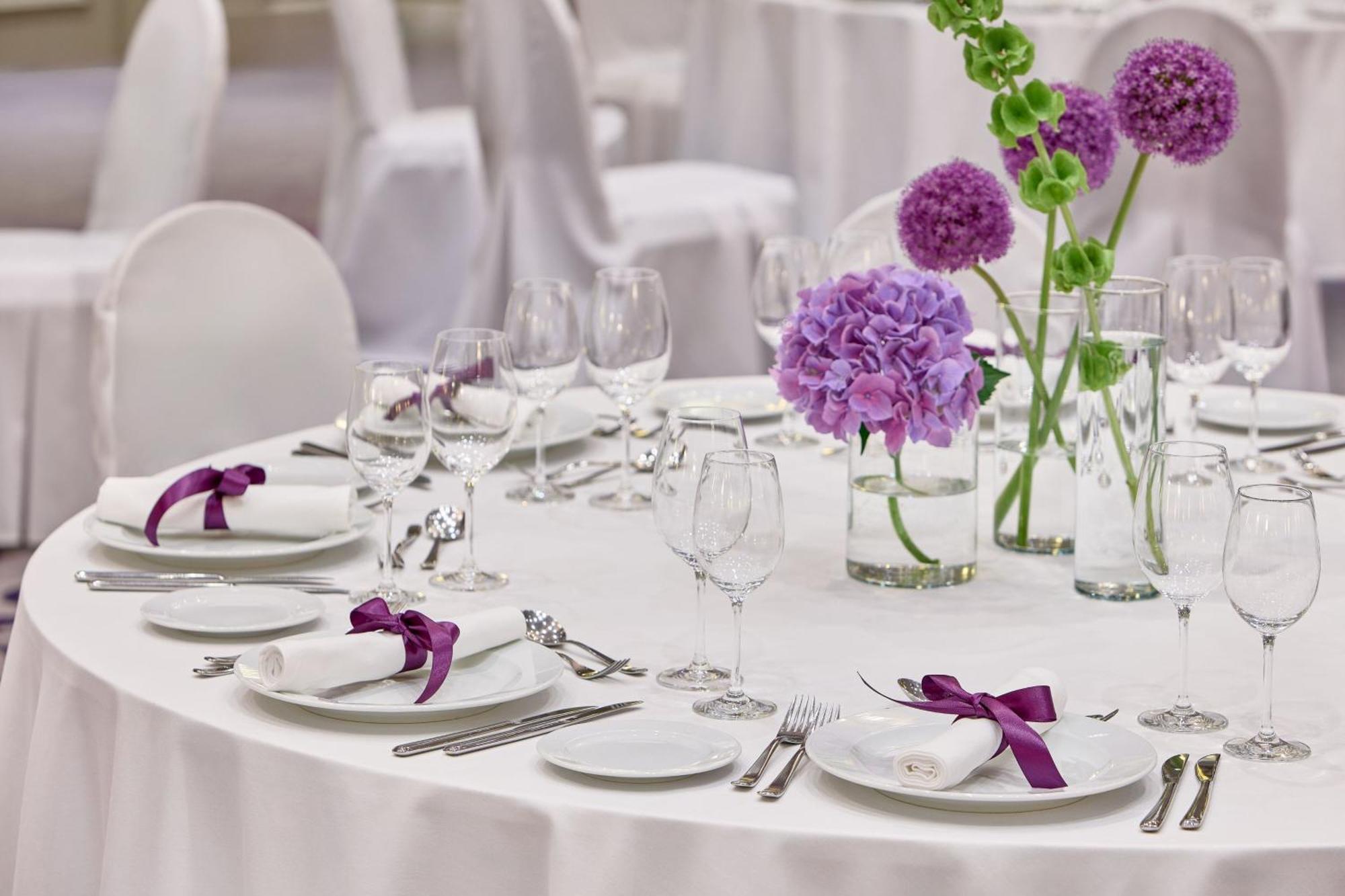 Sheraton Zagreb Hotel Luaran gambar A table set for a formal dinner