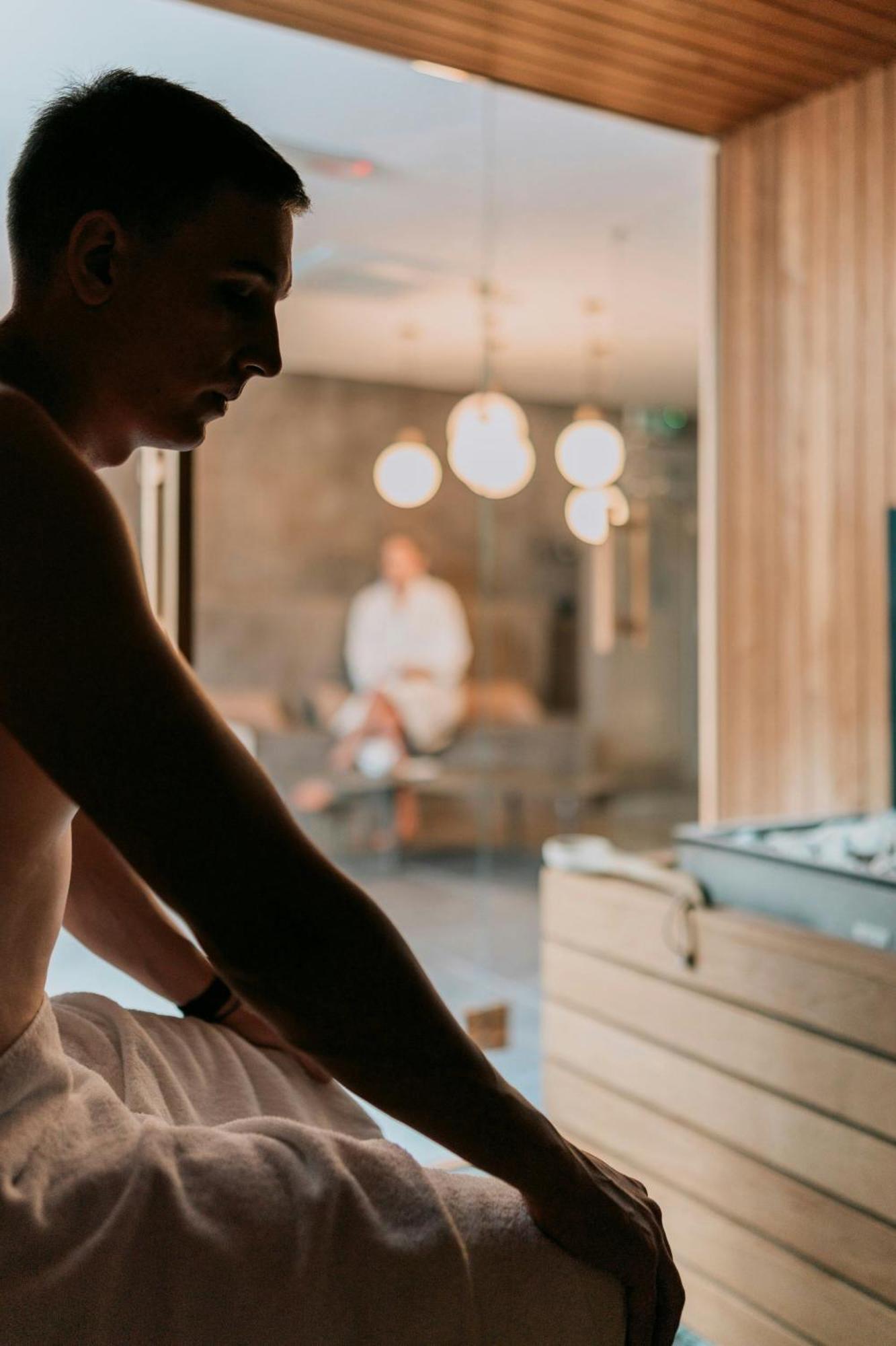 Sheraton Zagreb Hotel Luaran gambar A man in a spa