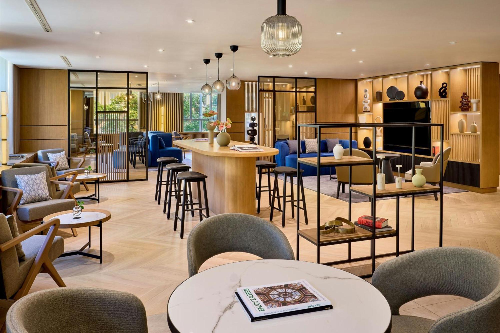 Sheraton Zagreb Hotel Luaran gambar The Lounge at London Heathrow Airport
